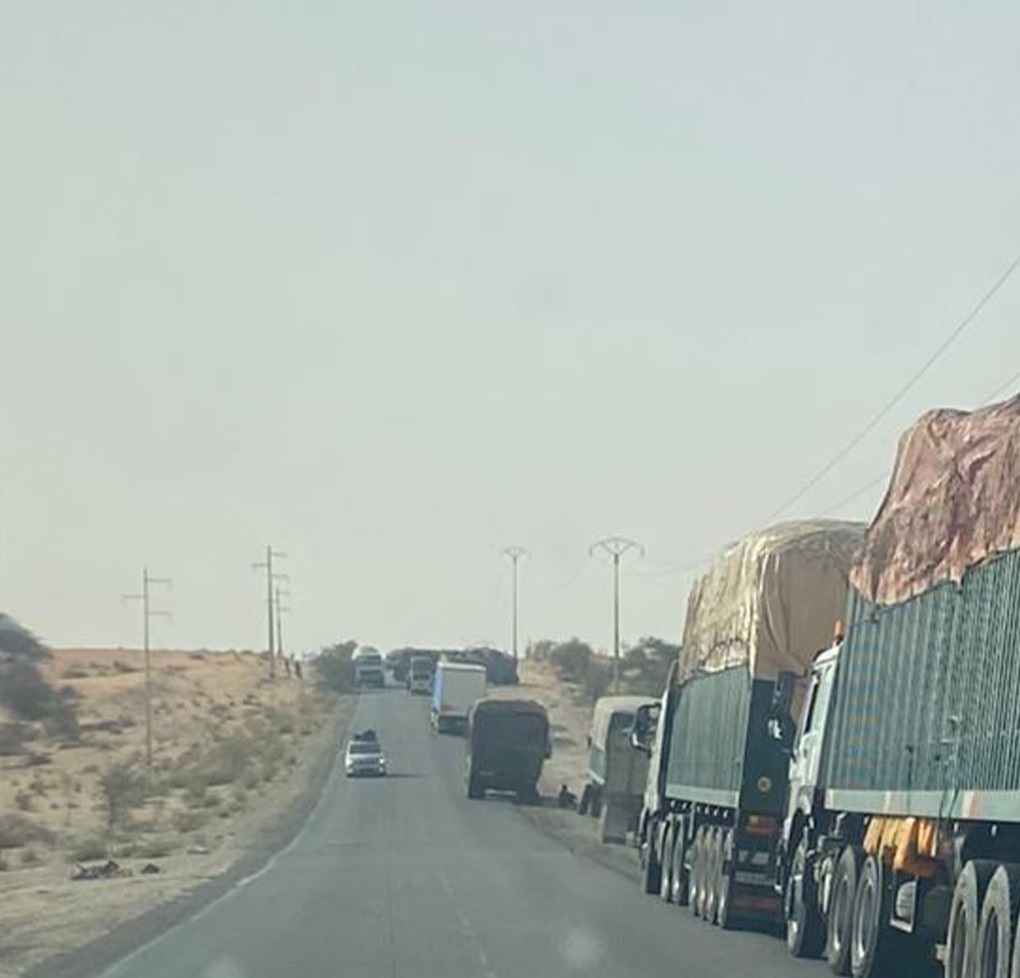 تعطل شاحنة يعرقل حركة المرور على طريق الأمل