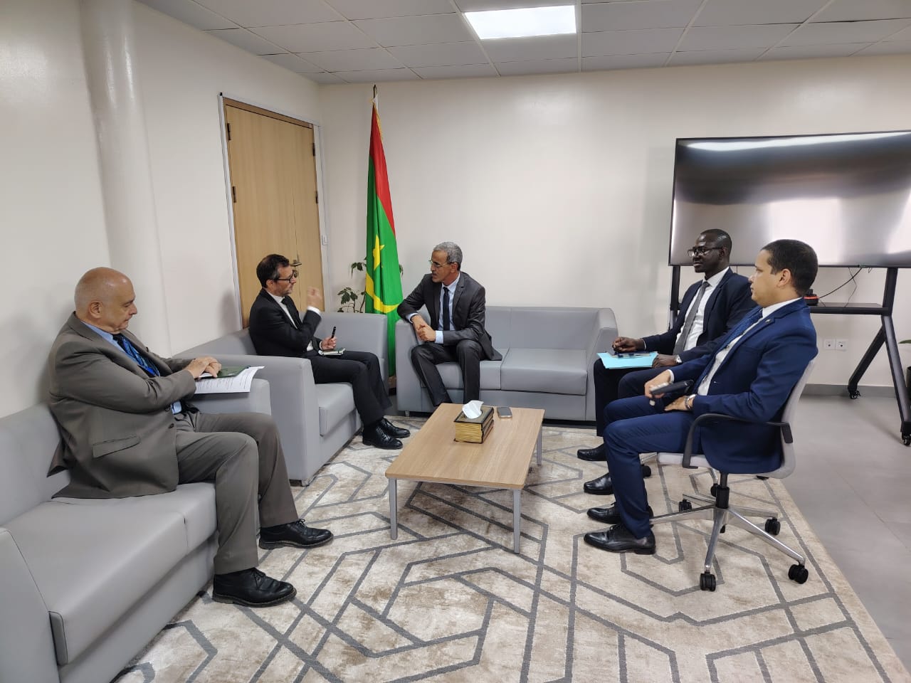وزير المعادن والصناعة يؤكد للسفير الفرنسي رهان موريتانيا على الاستثمارات الأوروبية لتعزيز التنمية والشراكة الاقتصادية