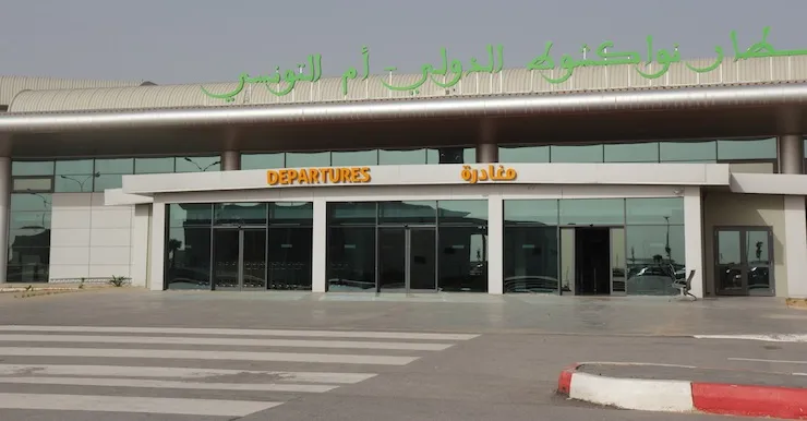 تخفيض تعرفة مواقف السيارات بمطار "أم التونسي" وإعفاء الدقائق الـ15 الأولى