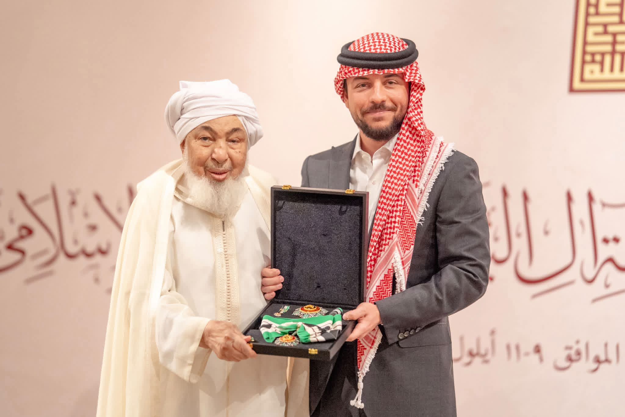 ملك الأردن يمنح رئيس مجلس الإمارات للإفتاء وسام النهضة من الدرجة الأولى