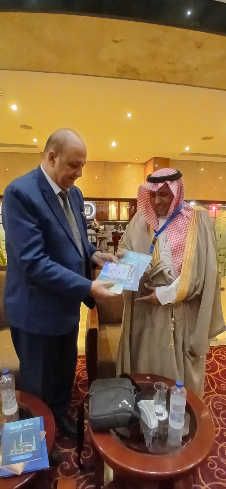 مؤسسة رسالة السلام العالمية تهدي المستشار القانوني السعودي سعيد الهاجري عدداً من مؤلفات المفكر العربي علي الشرفاء